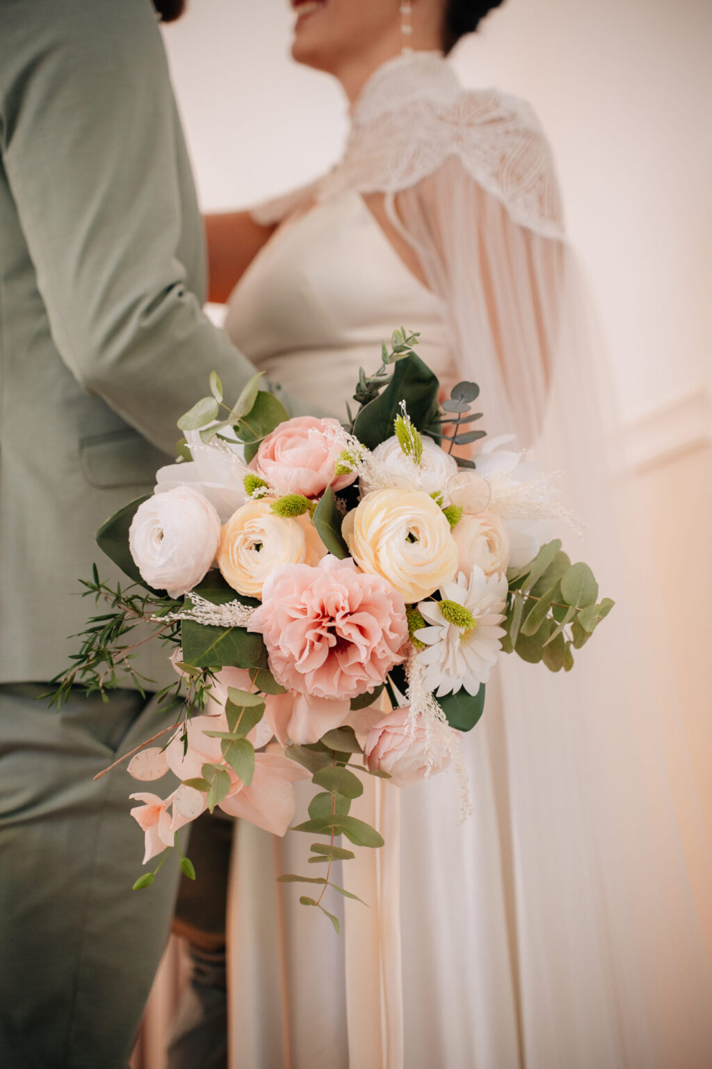 Bouquet de la mariée, avec mariés au second plan