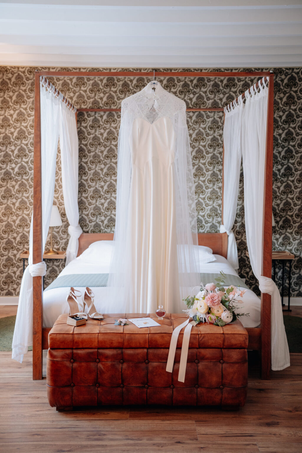 Photo de la robe de la mariée, avec ses accessoires et le bouquet