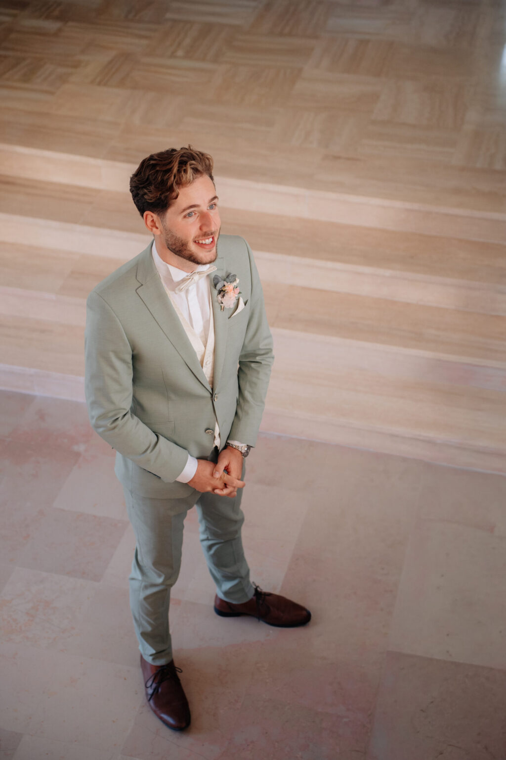 Scène premier regard d'un mariage printanier