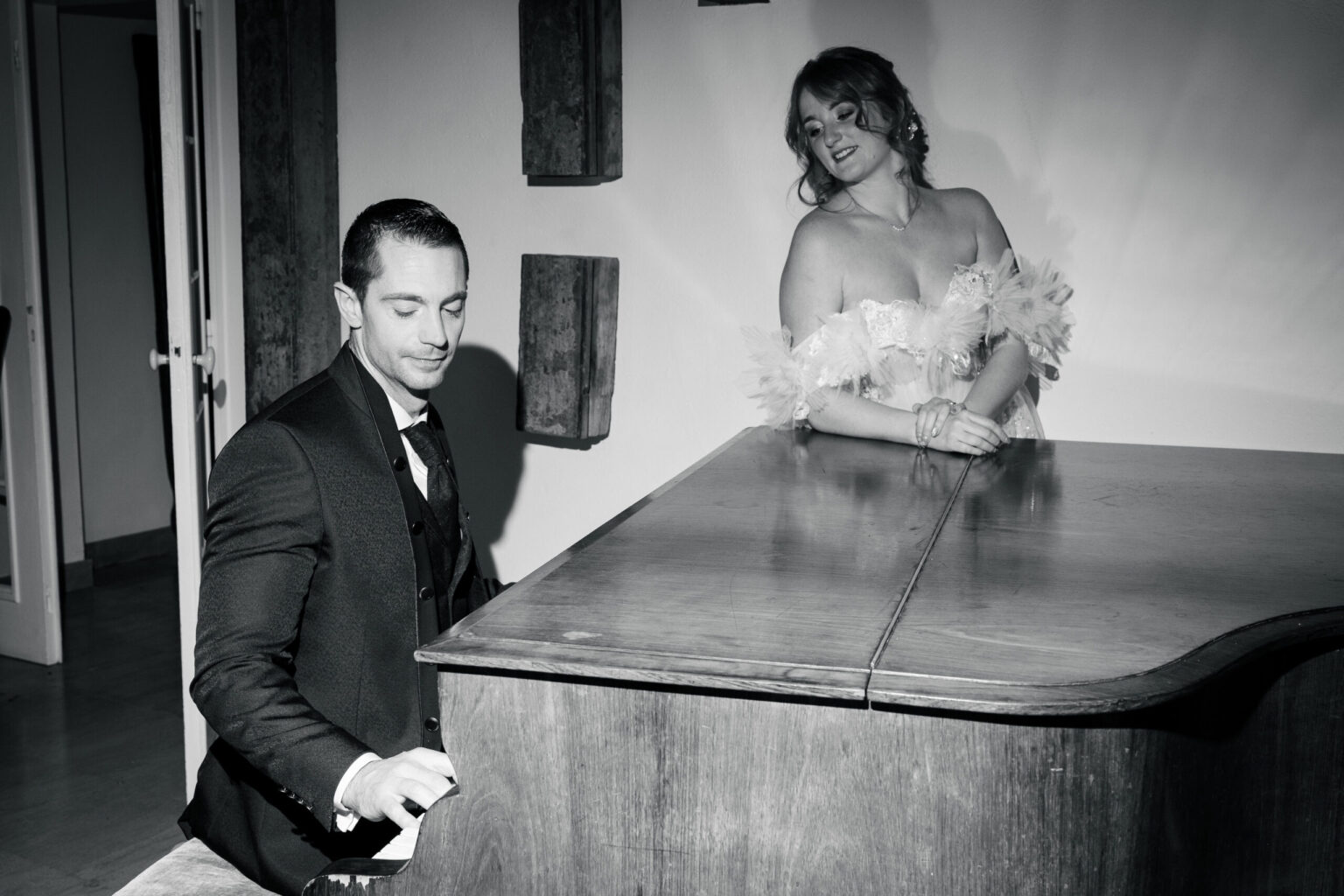 Marié jouant du piano pour sa femme