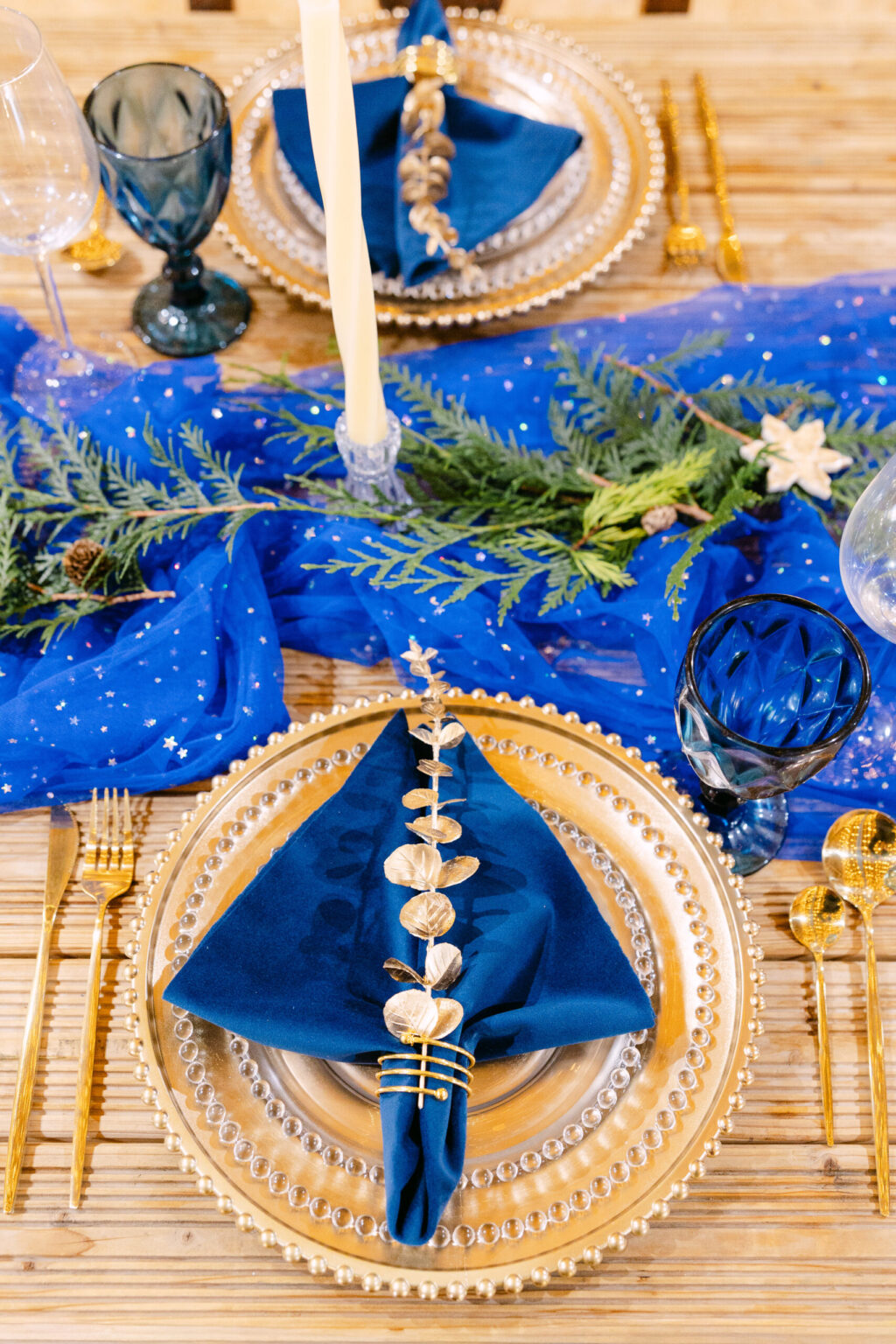 Détails de la décoration de la table d'un mariage féérique