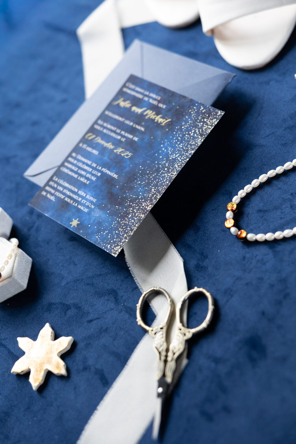 Photo détails de la papeterie avec les bijoux de la mariée