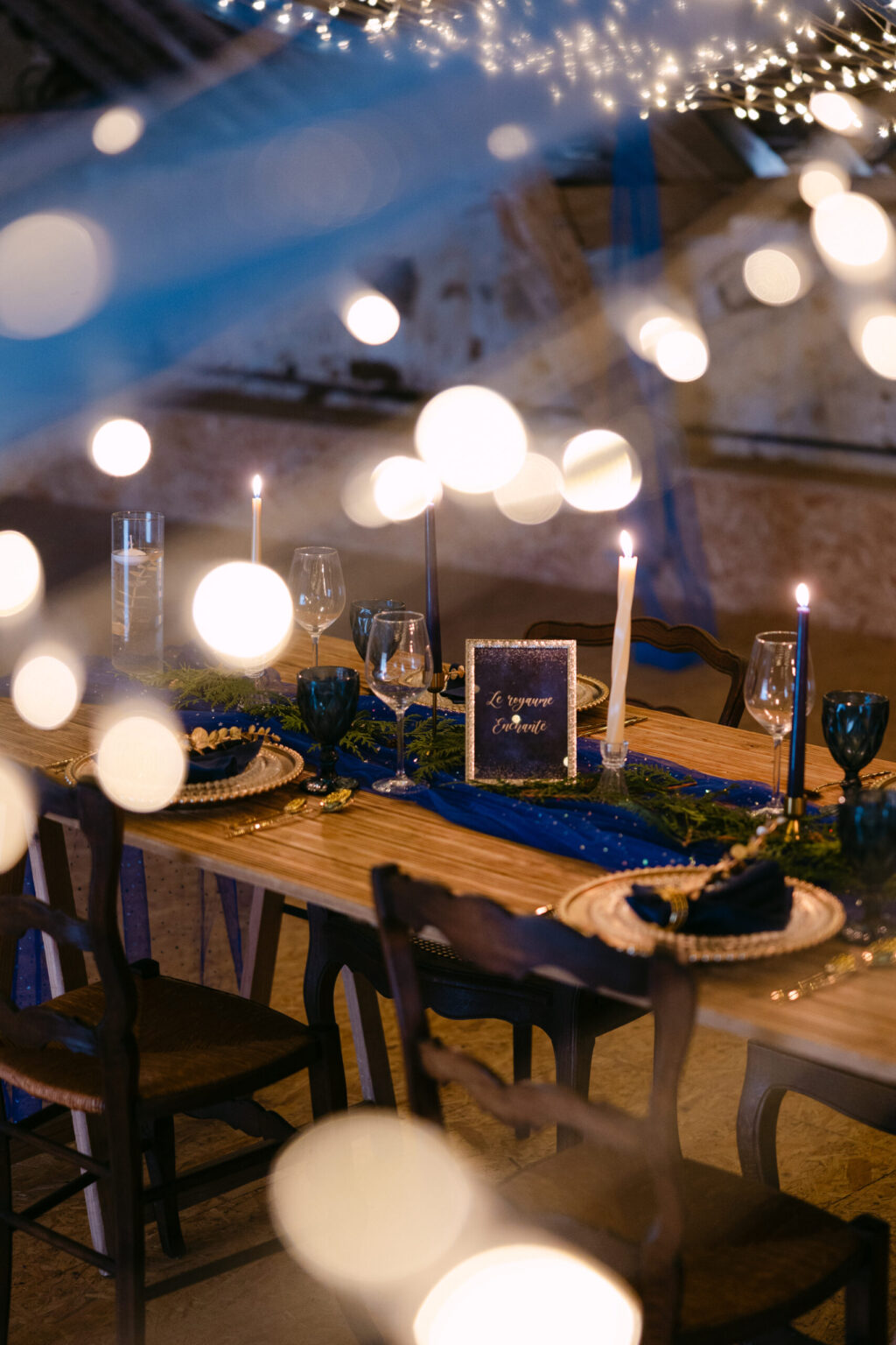 Décoration de la table avec mise en lumière des guirlandes pour un mariage féérique