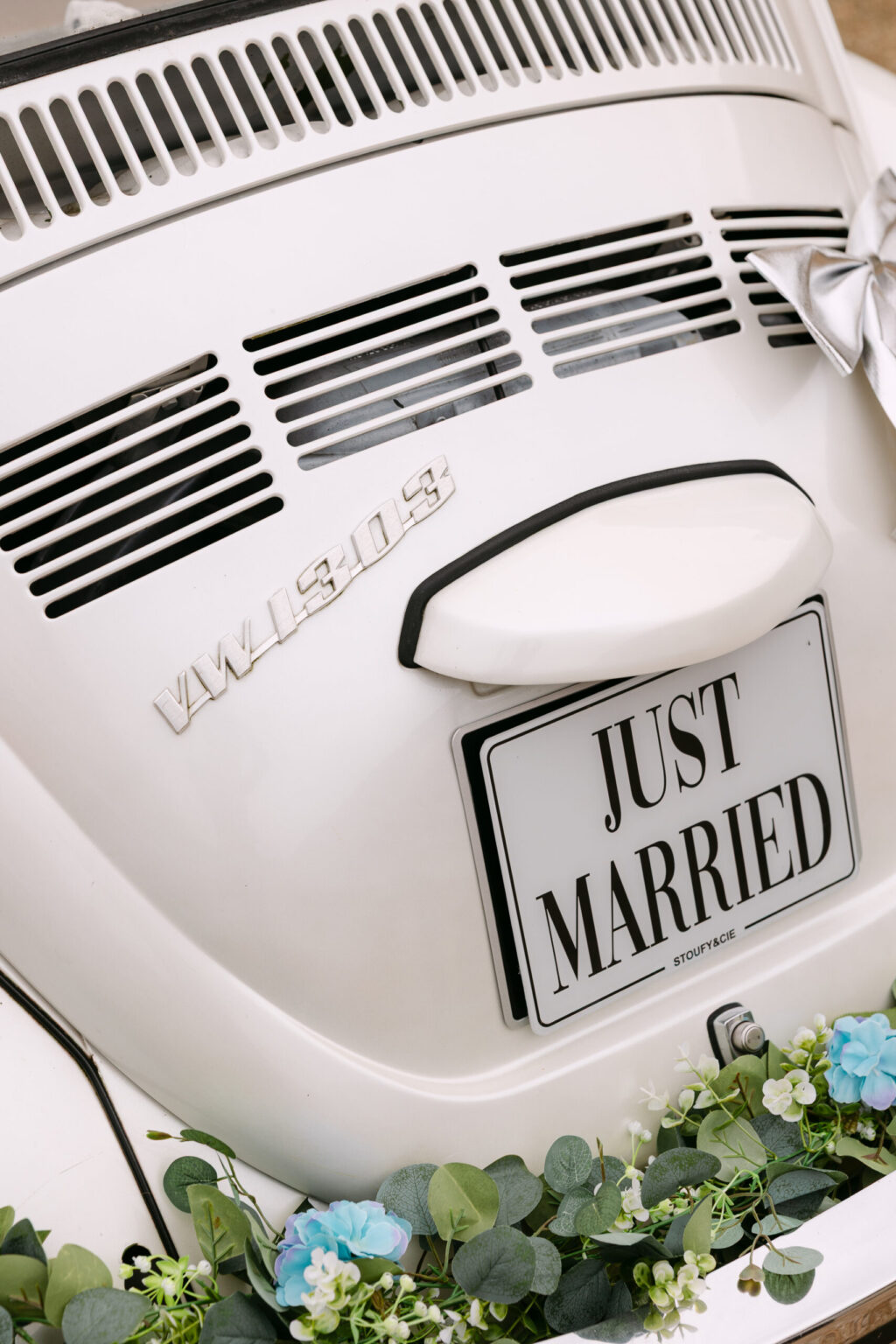 Décoration de la voiture ancienne pour mariage féérique