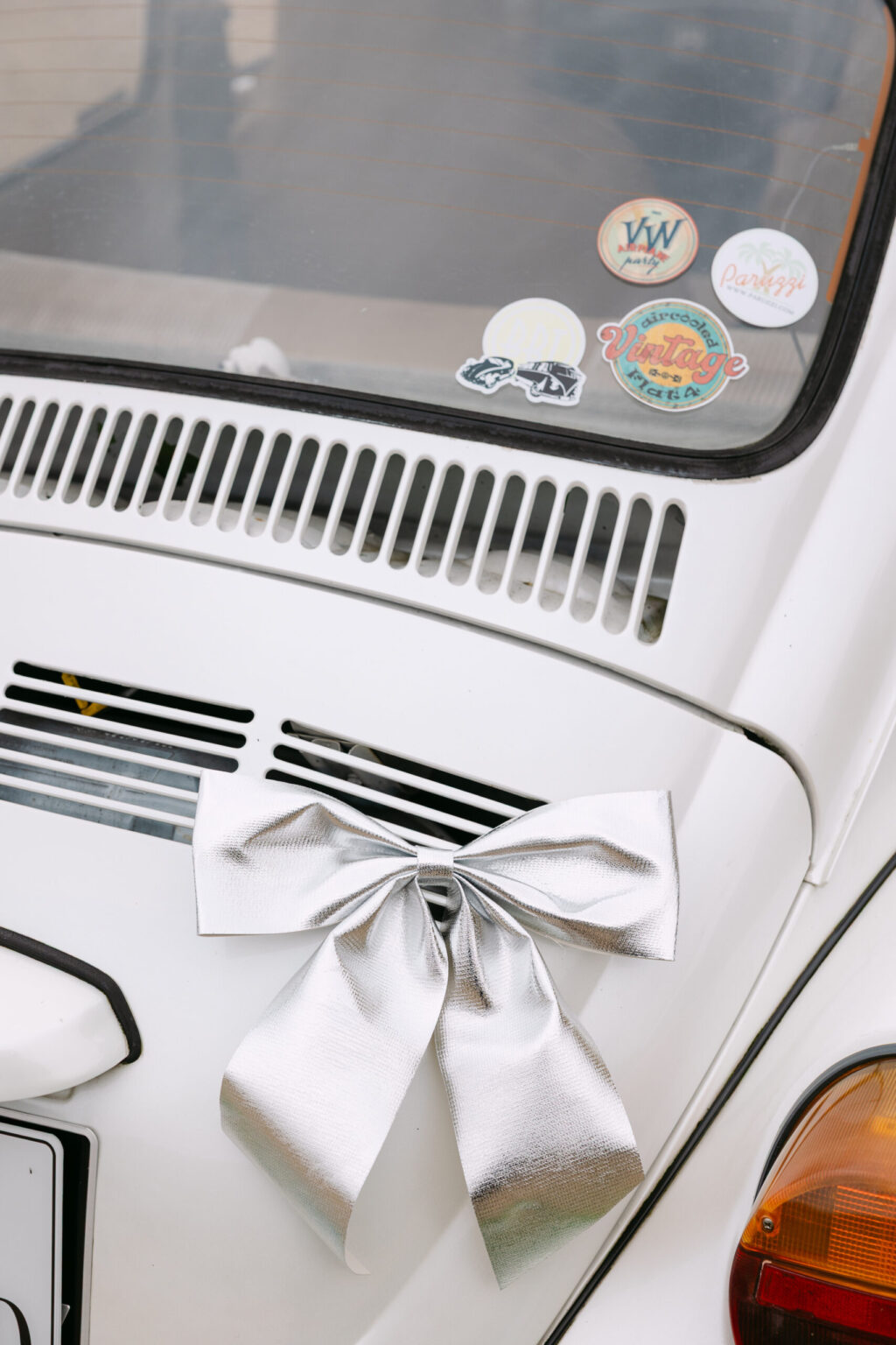 Décoration de la voiture ancienne pour mariage féérique