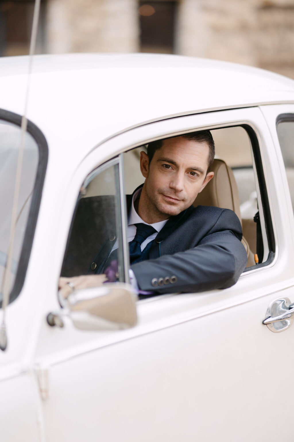 Marié au volant d'une voiture ancienne