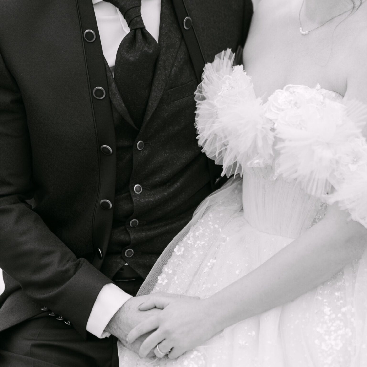 Mariés gros plan mains qui se serrent