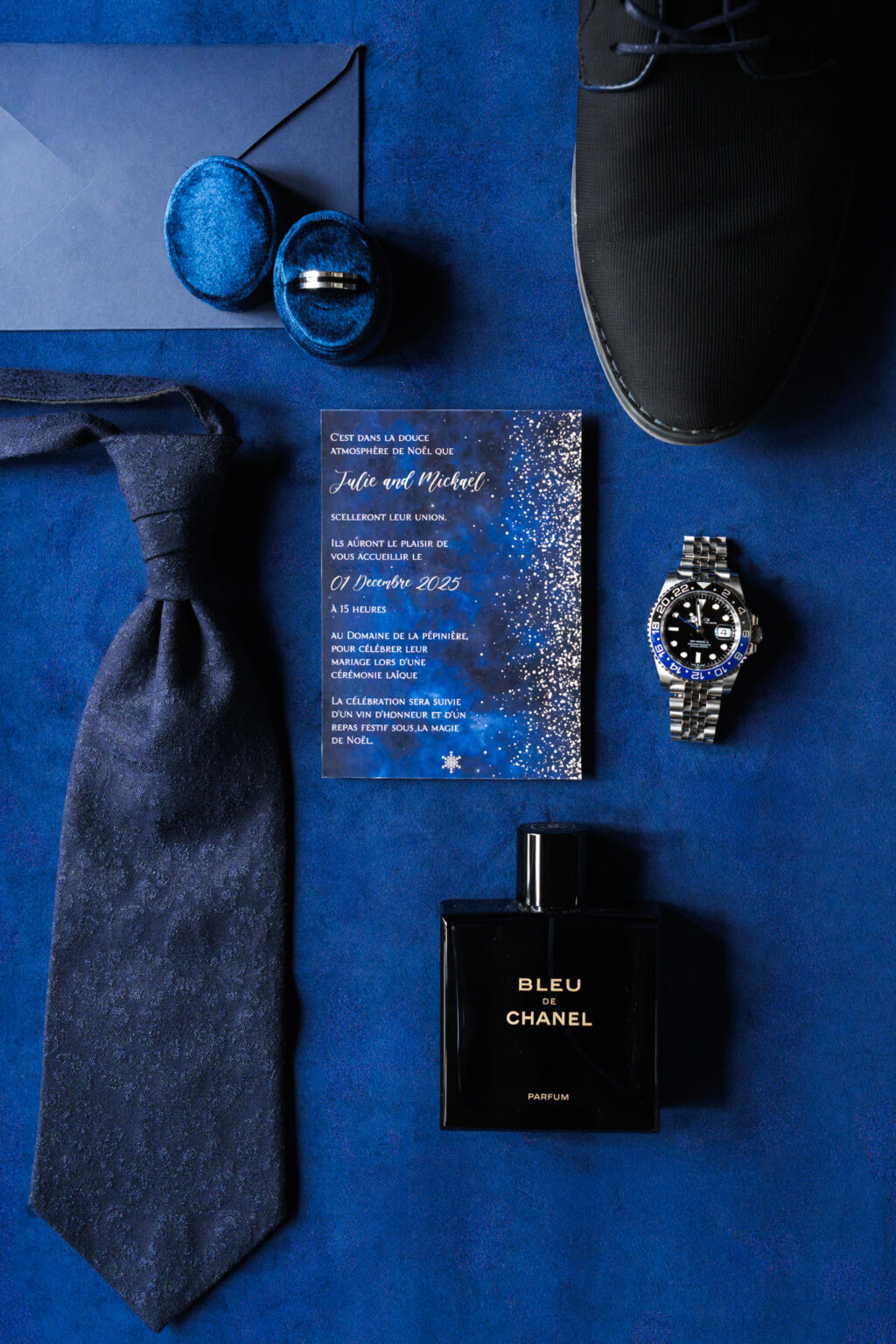 Photo détails de la papeterie avec accessoires du marié