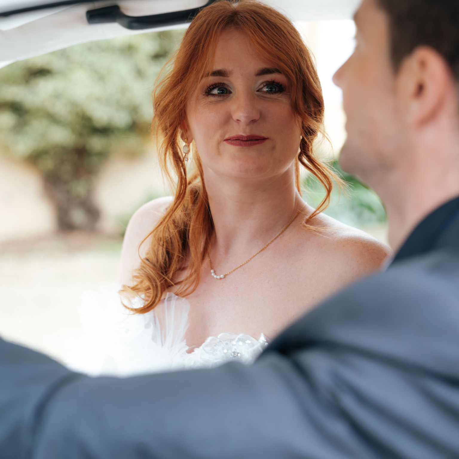 Mariés, moment de tendresse, véhicule du mariage