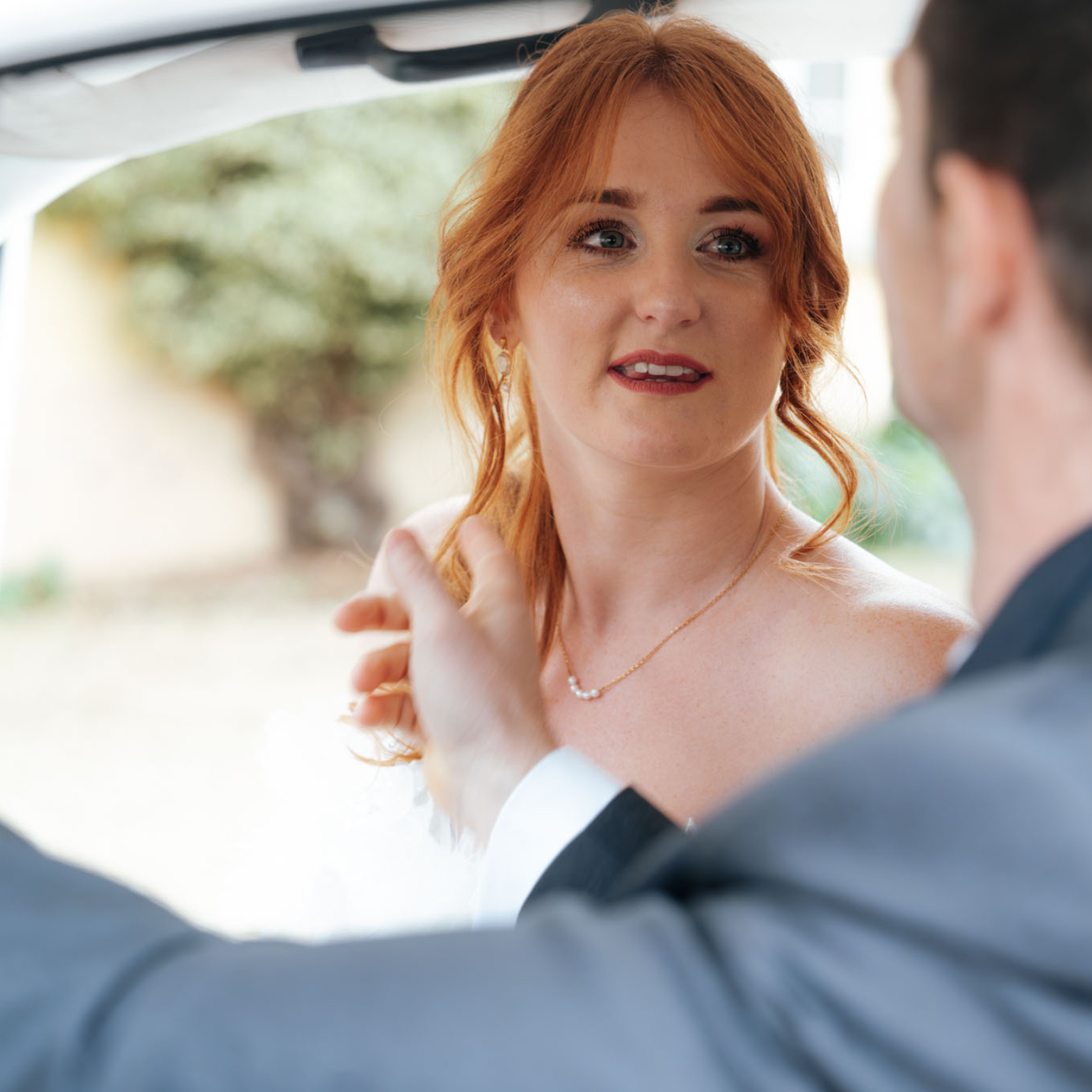 Mariés, moment de tendresse, véhicule du mariage
