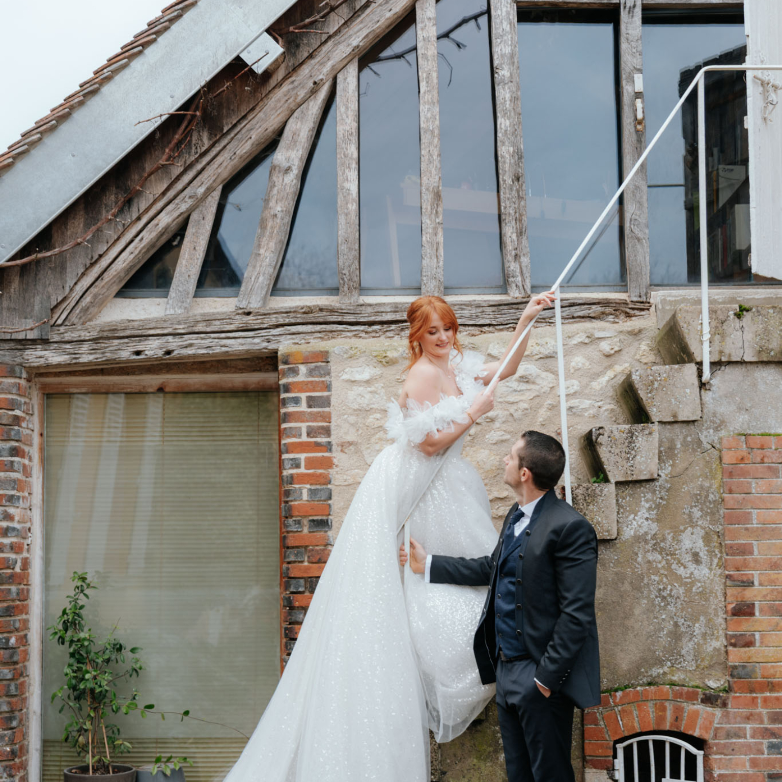 Mariés, escalier, moment espiègle