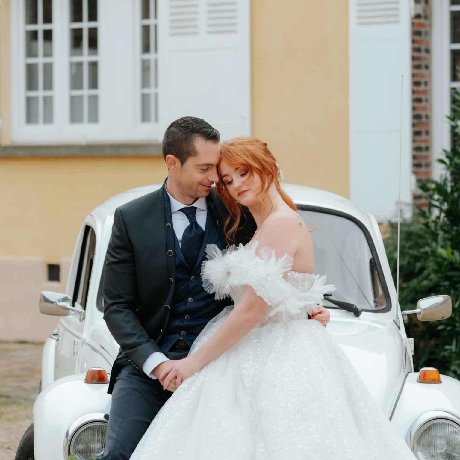 Mariés, moment de tendresse, véhicule du mariage