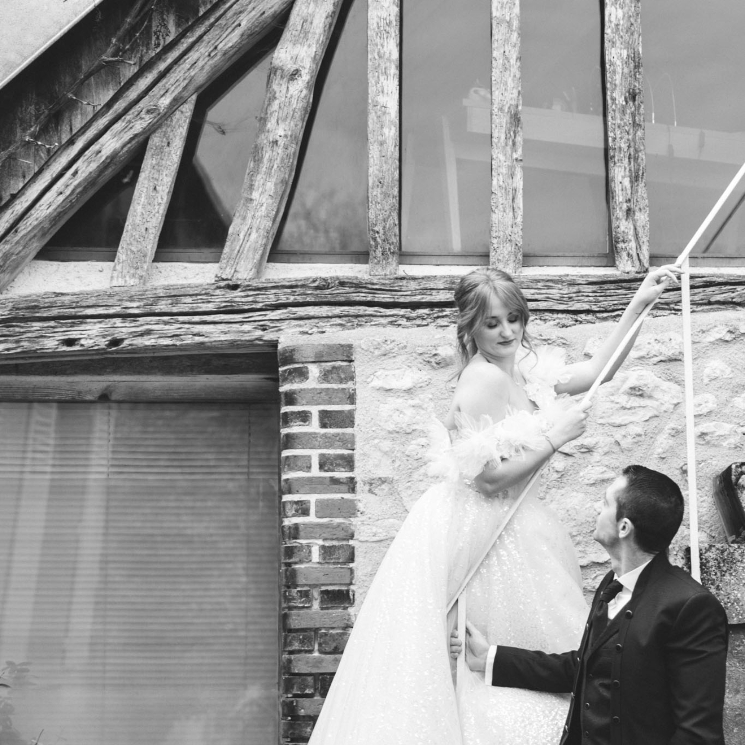 Mariés, escalier, moment espiègle