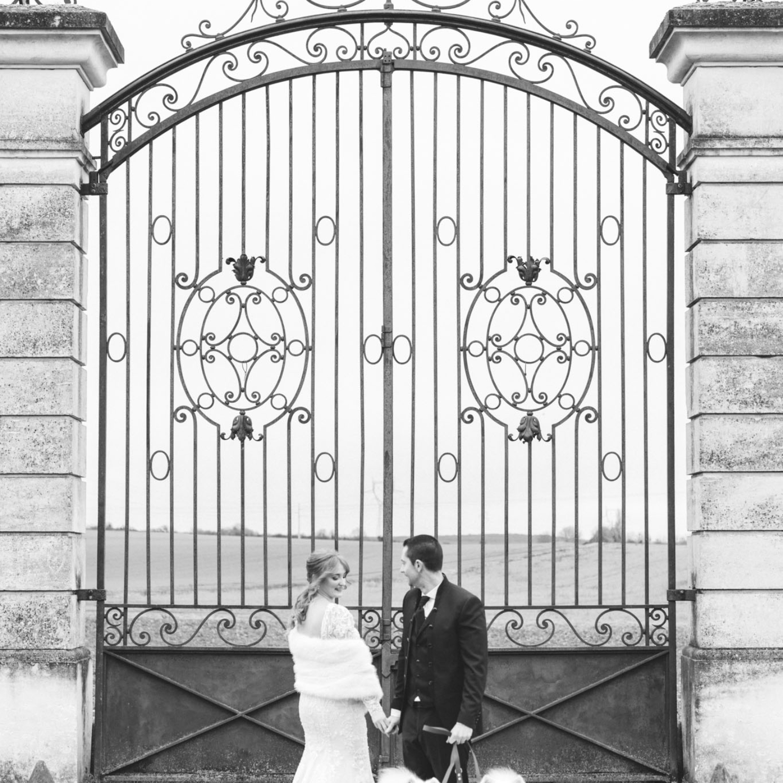Mariés, chiens, portail chateau