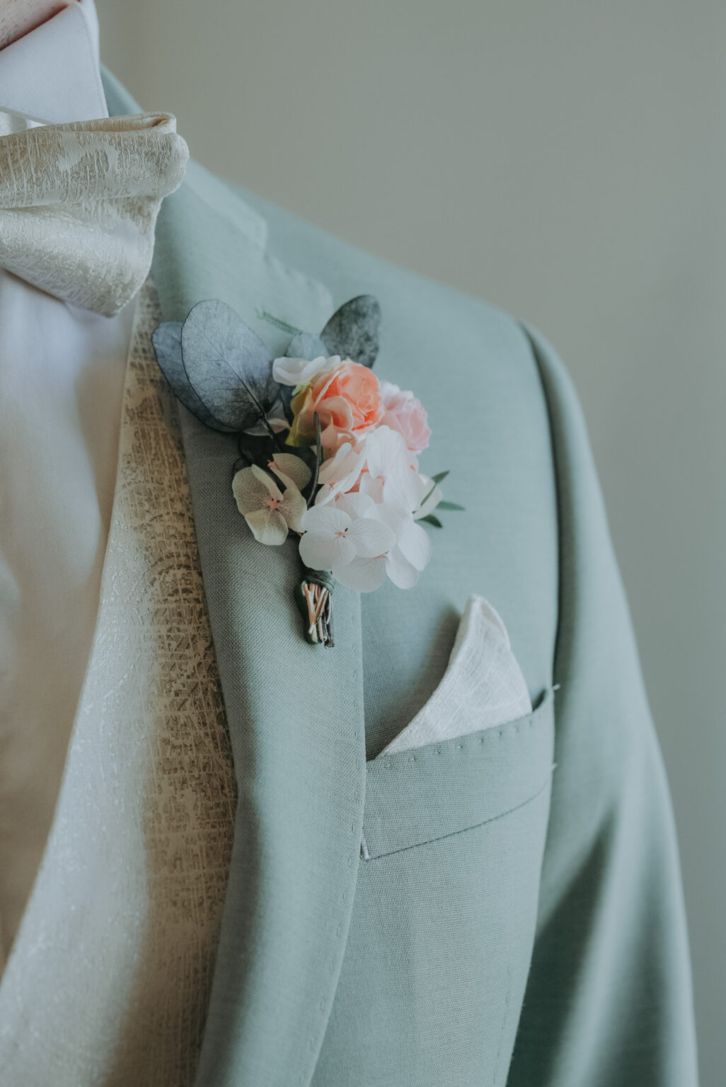 Photo de la boutonnière du marié, mariage printemps