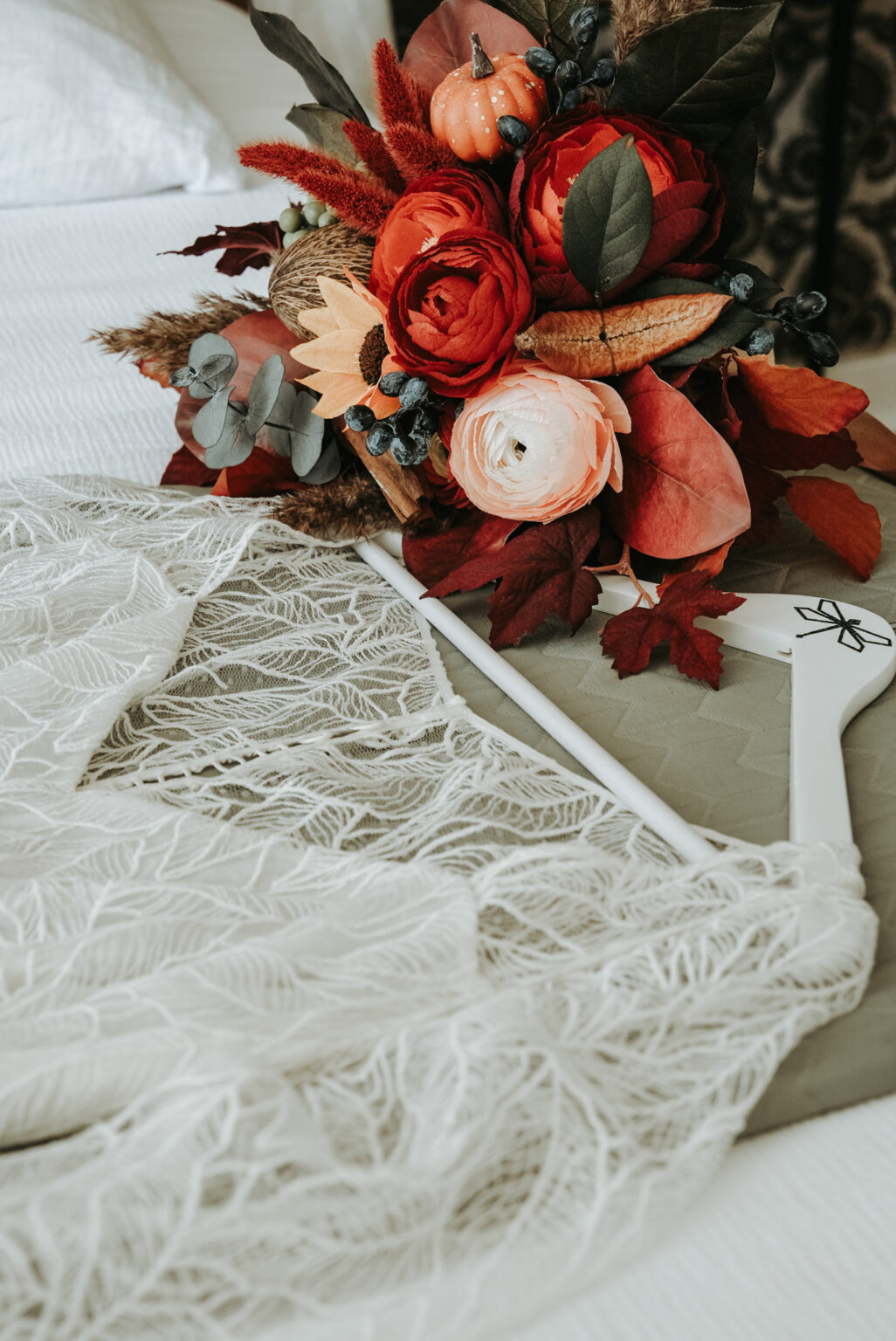 Photo de la robe de la mariée et de son bouquet