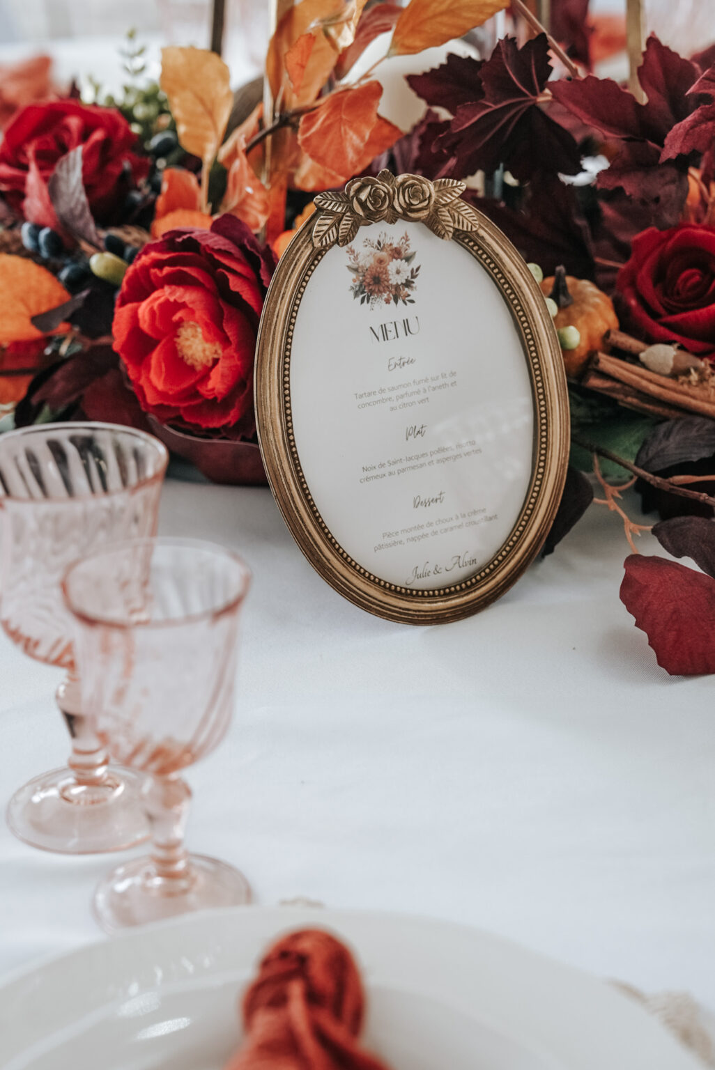 Photo des détails de la décoration de table d'un mariage automnal