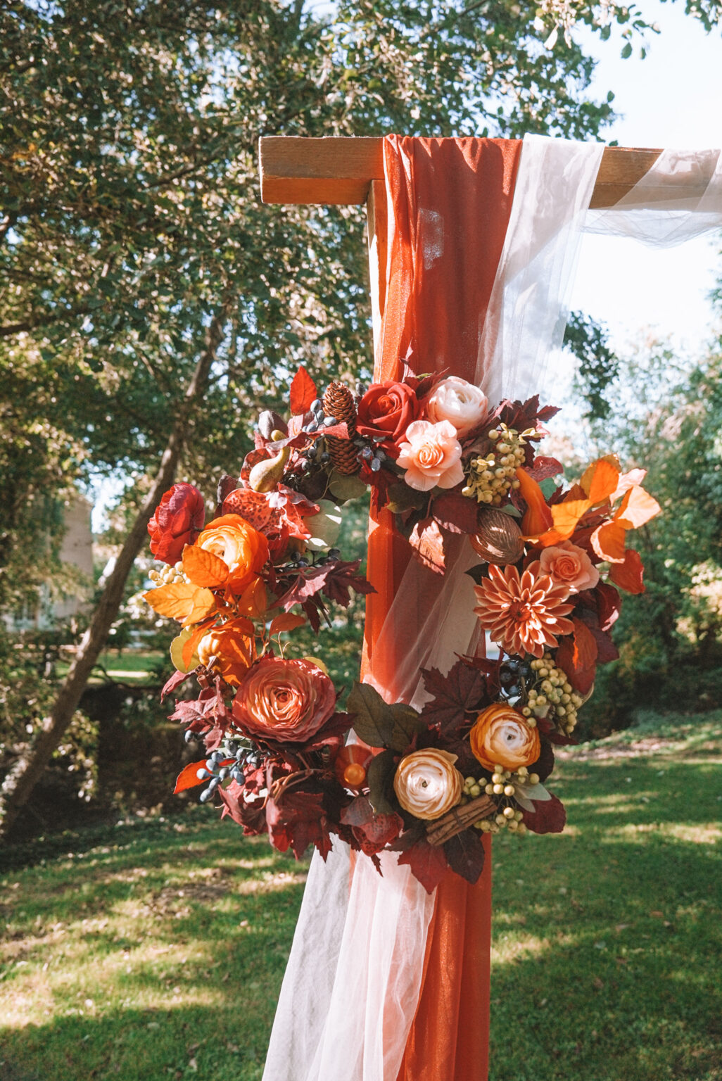 Décoration de l'arche pour mariage automnal