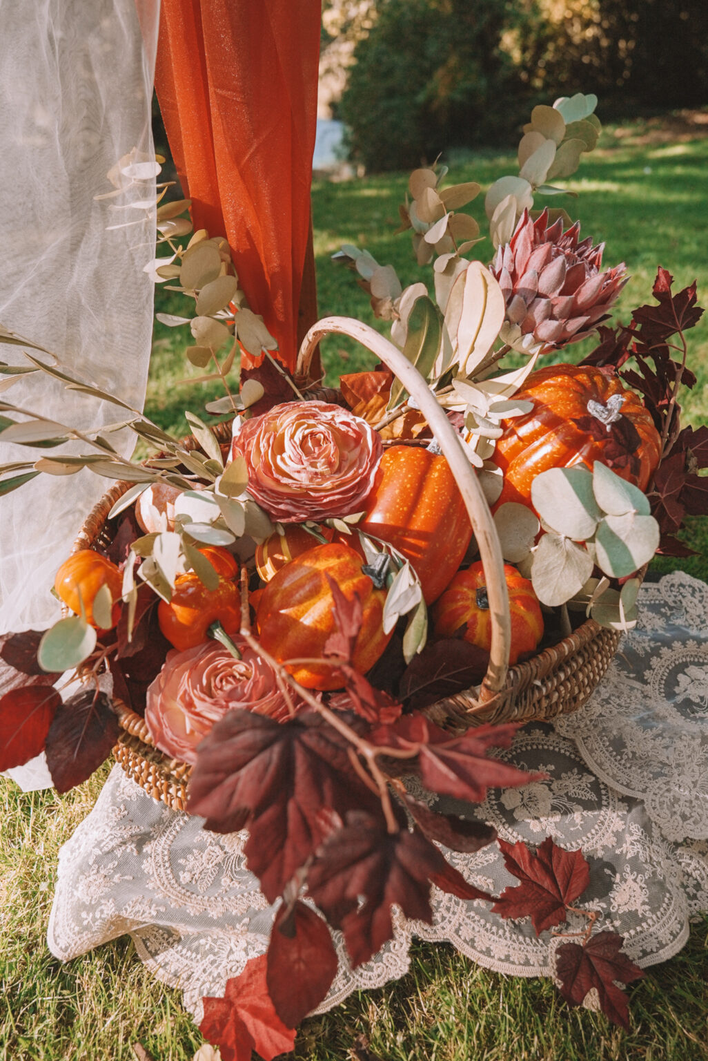 Panier de légumes et de fleurs pour la décoration d'un mariage automnal