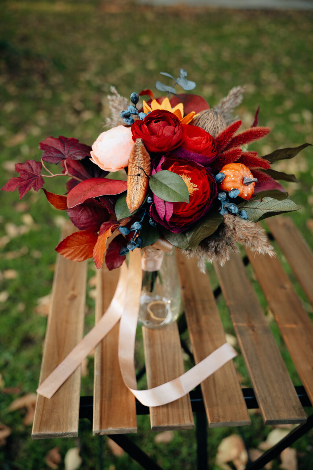 Bouquet de la mariée sur table en bois