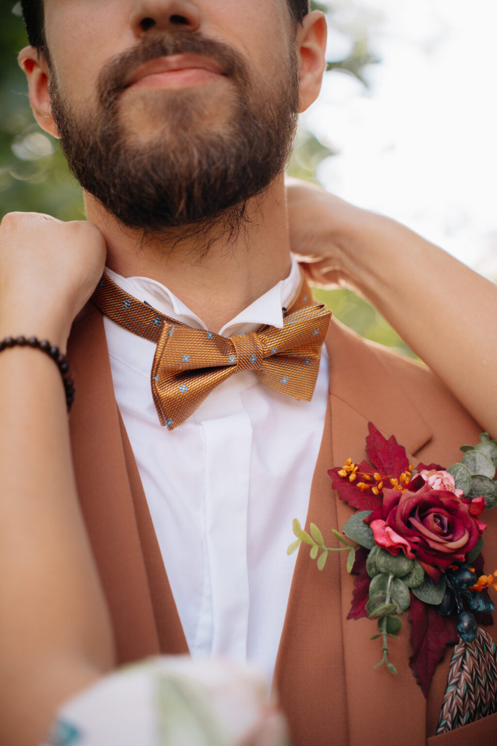 Photo de la boutonnière du marié, mariage automnal