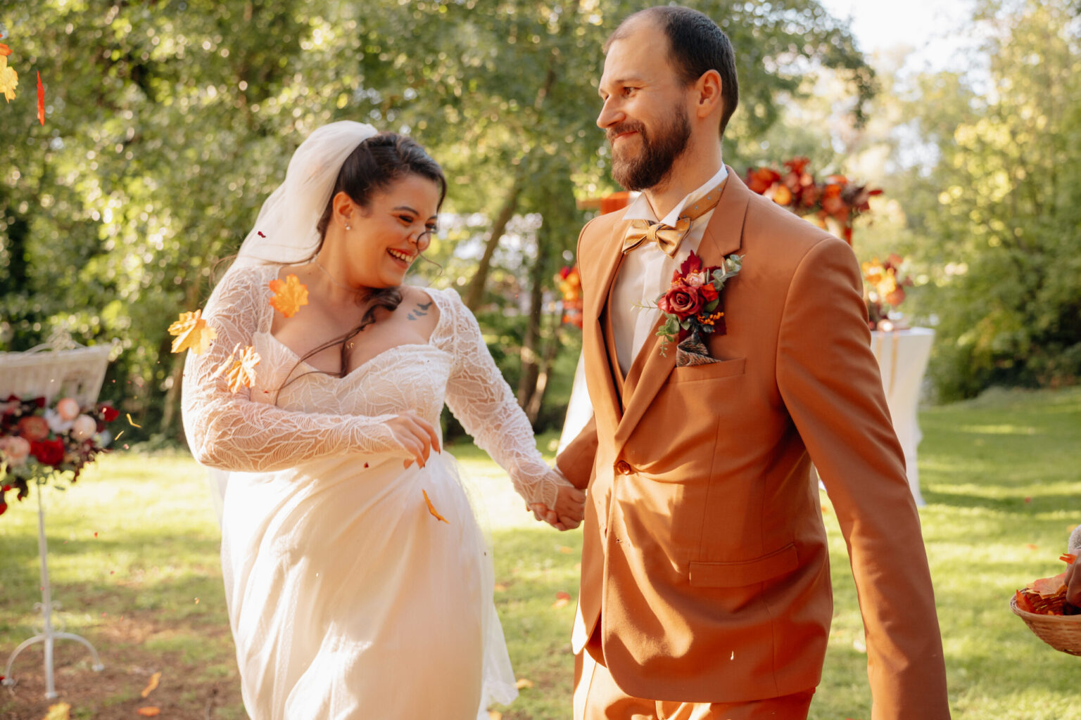 Sortie de cérémonie d'un mariage automnal