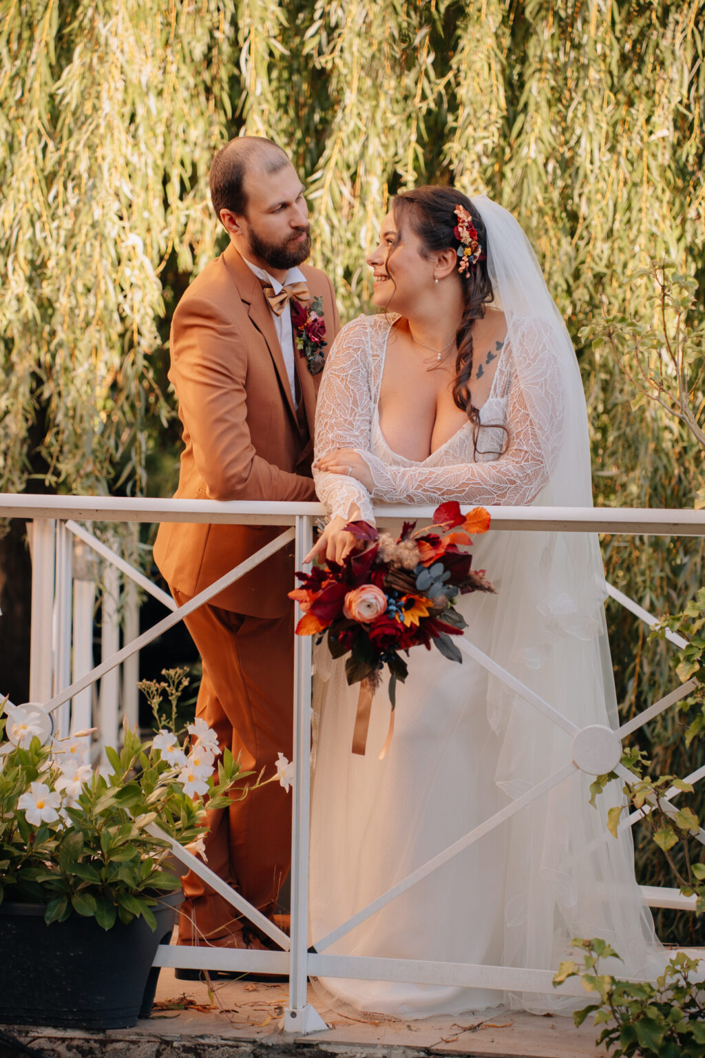 Scène de tendresse entre les deux mariés