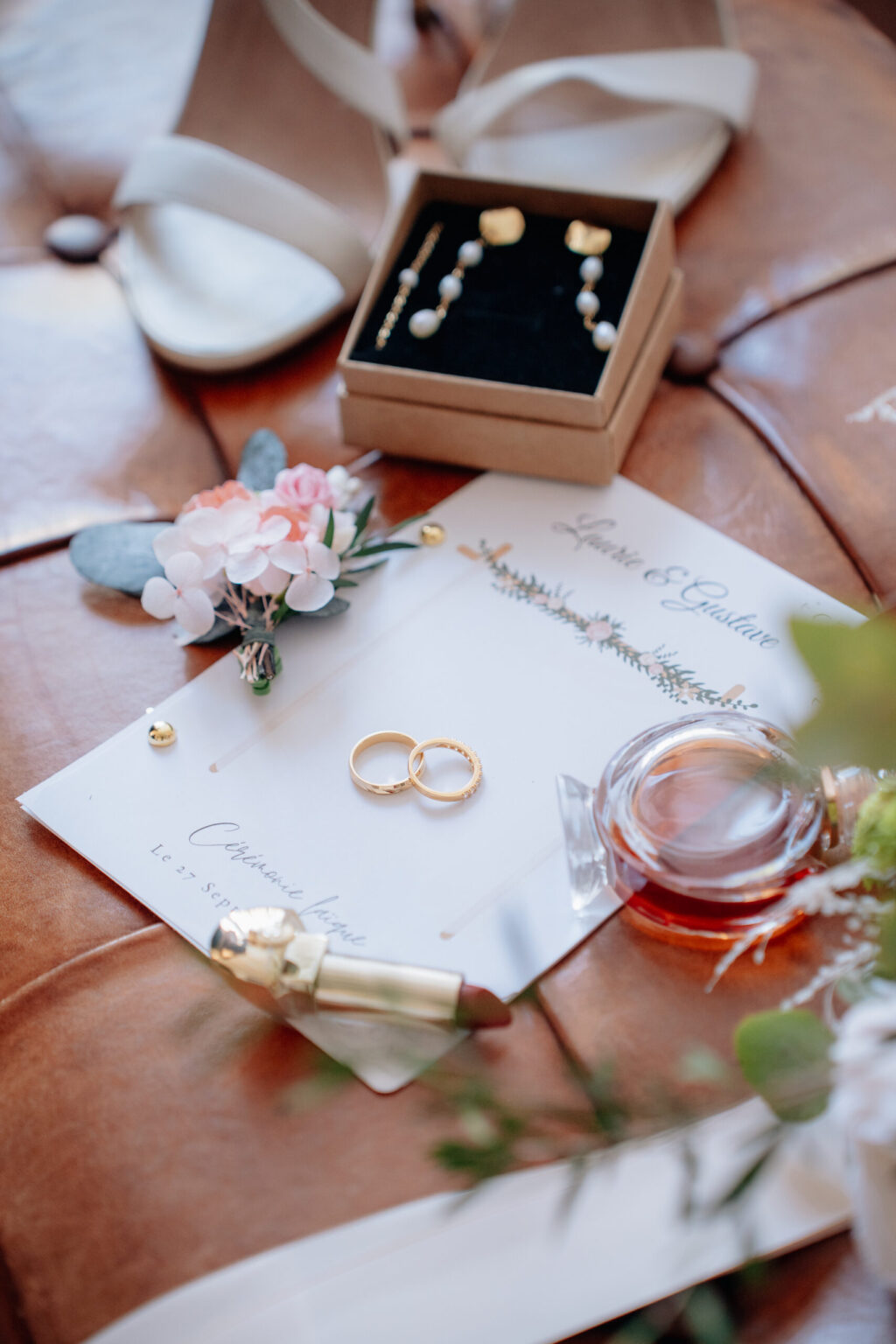 Photo détails de la papeterie avec les bijoux de la mariée