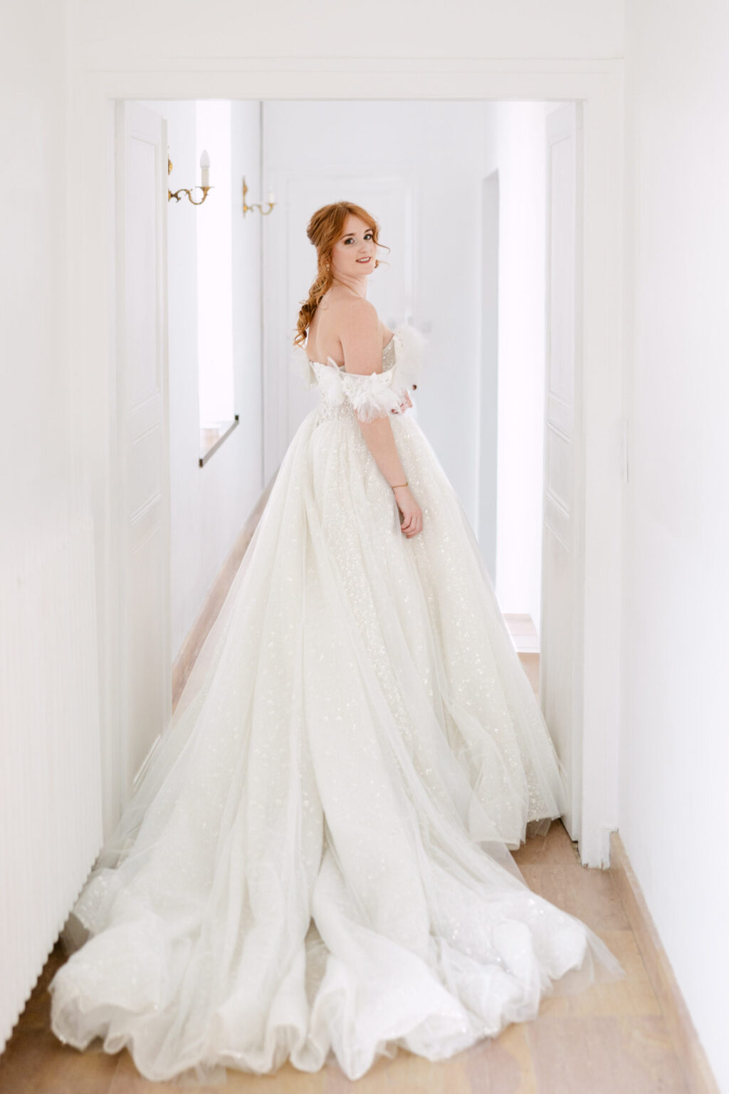 Mariée dans une allée du château